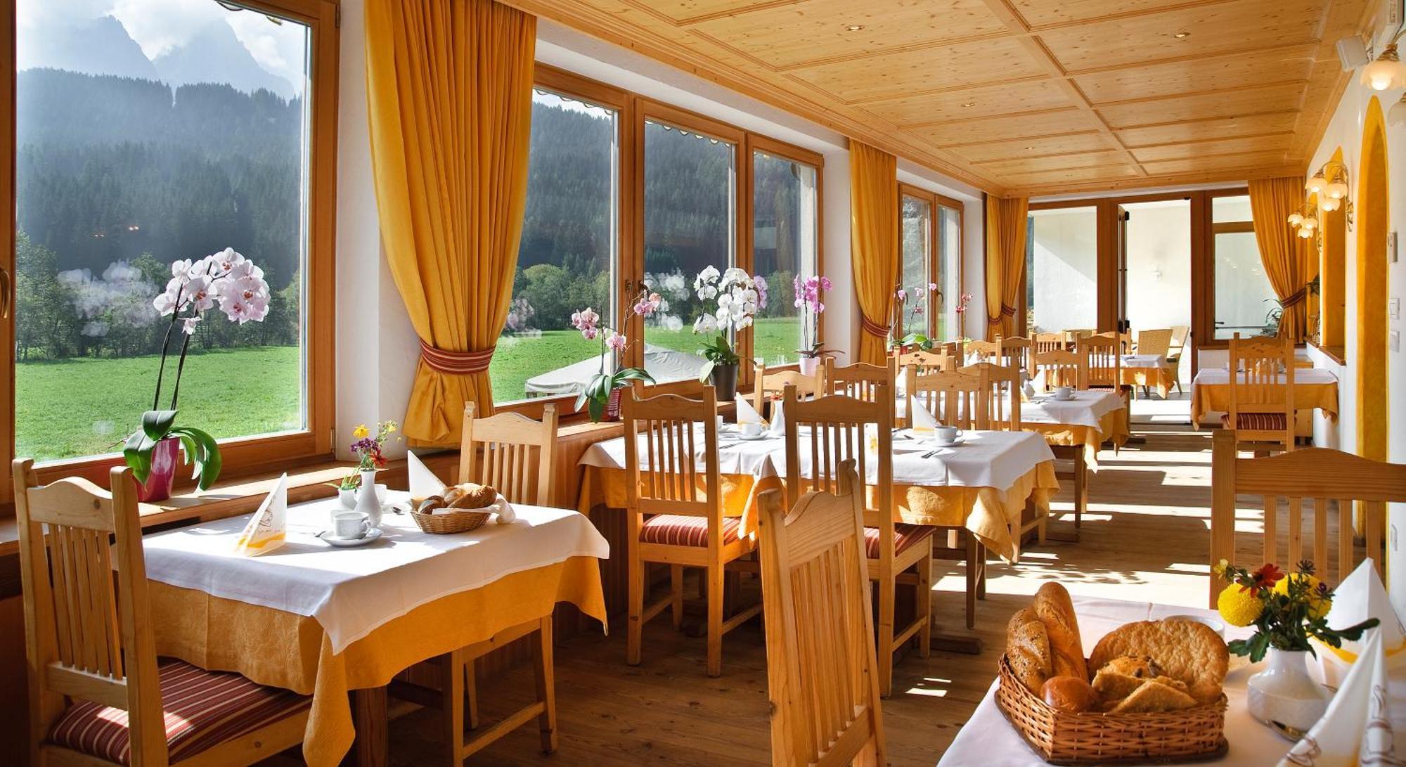 Helmhotel San Candido Esterno foto